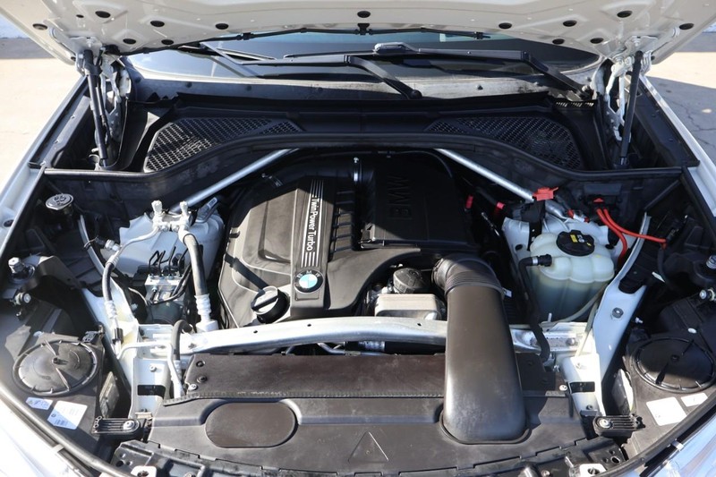 BMW X5 Vehicle Full-screen Gallery Image 15