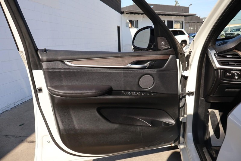 BMW X5 Vehicle Full-screen Gallery Image 17