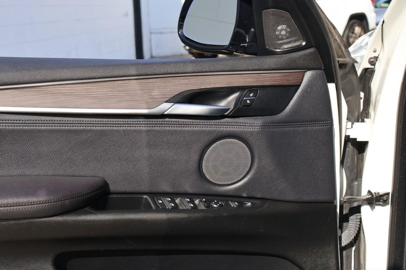 BMW X5 Vehicle Full-screen Gallery Image 18