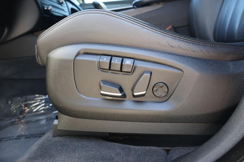 BMW X5 Vehicle Full-screen Gallery Image 21