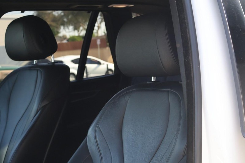 BMW X5 Vehicle Full-screen Gallery Image 23