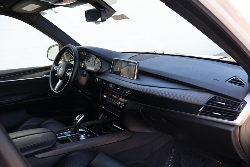 BMW X5 Vehicle Full-screen Gallery Image 24