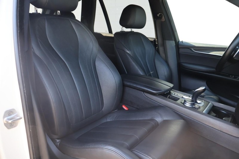 BMW X5 Vehicle Full-screen Gallery Image 25