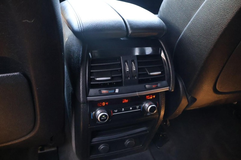 BMW X5 Vehicle Full-screen Gallery Image 27