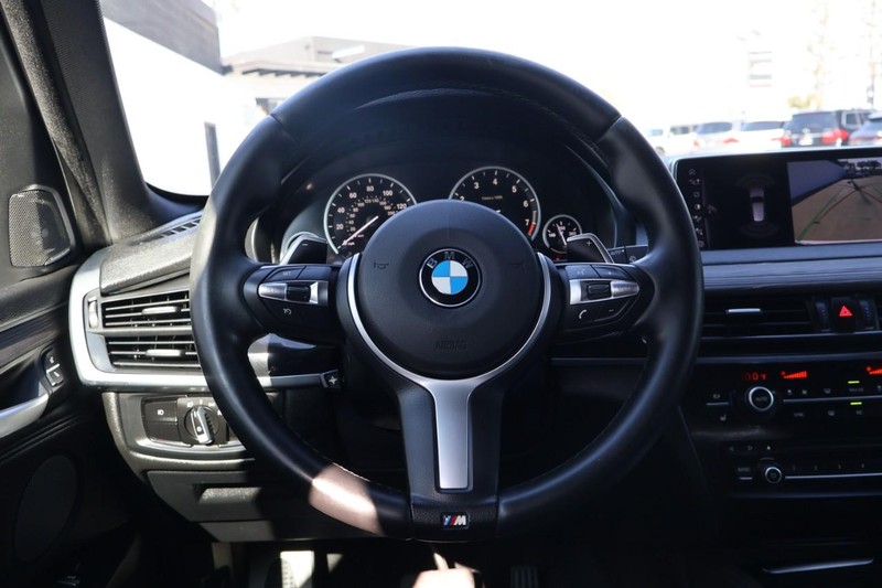 BMW X5 Vehicle Full-screen Gallery Image 30