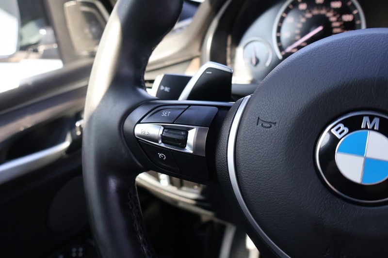 BMW X5 Vehicle Full-screen Gallery Image 31