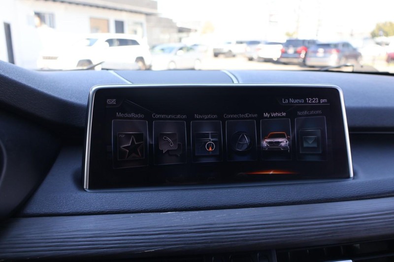 BMW X5 Vehicle Full-screen Gallery Image 35