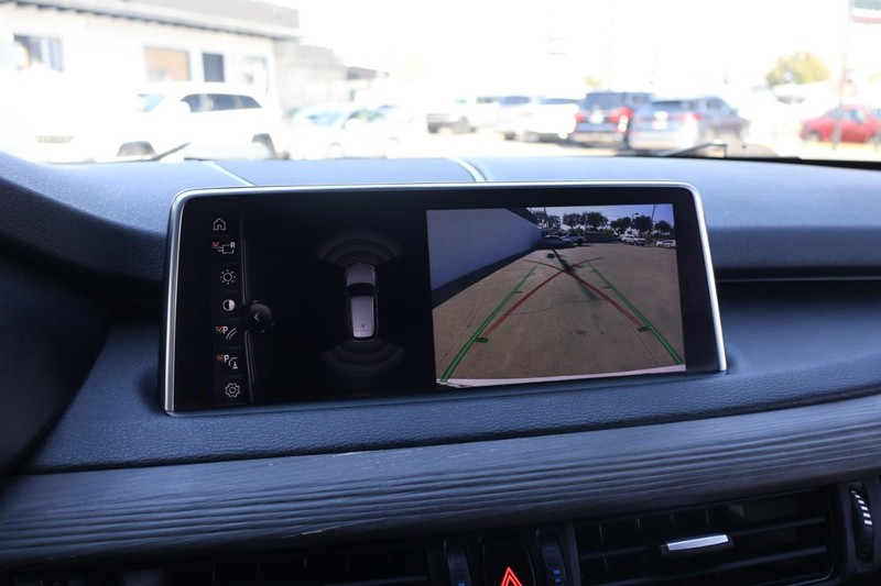 BMW X5 Vehicle Full-screen Gallery Image 36