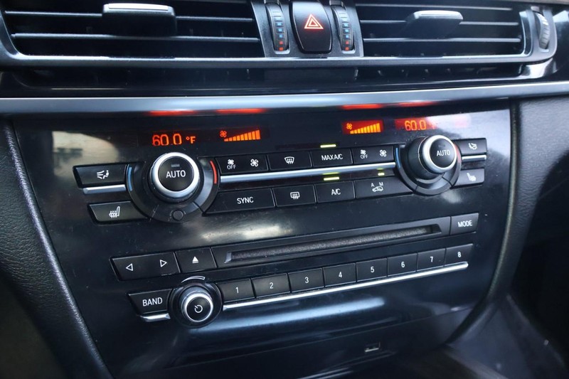 BMW X5 Vehicle Full-screen Gallery Image 37