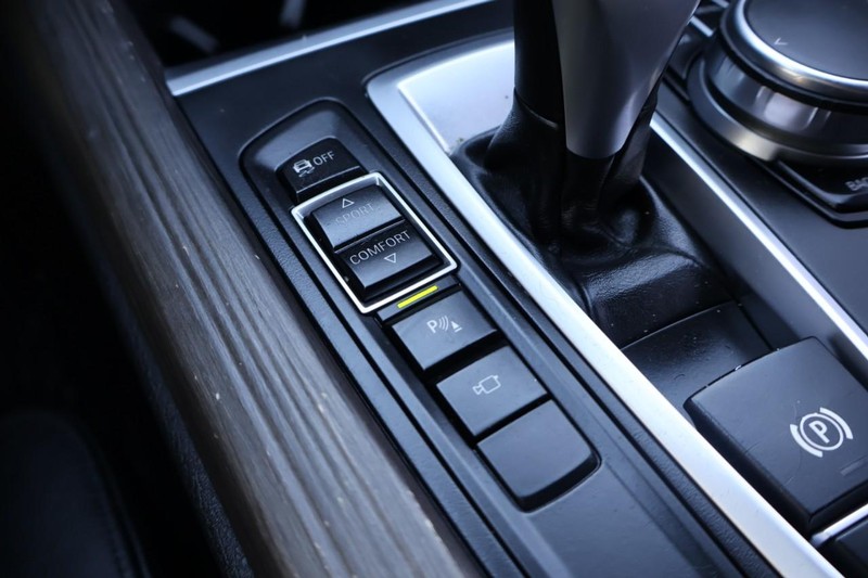 BMW X5 Vehicle Full-screen Gallery Image 40