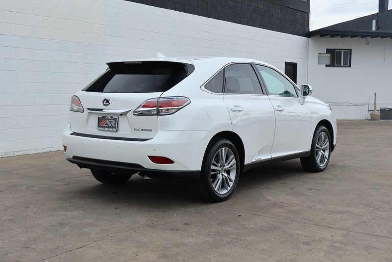 Lexus RX 450h Vehicle Full-screen Gallery Image 05