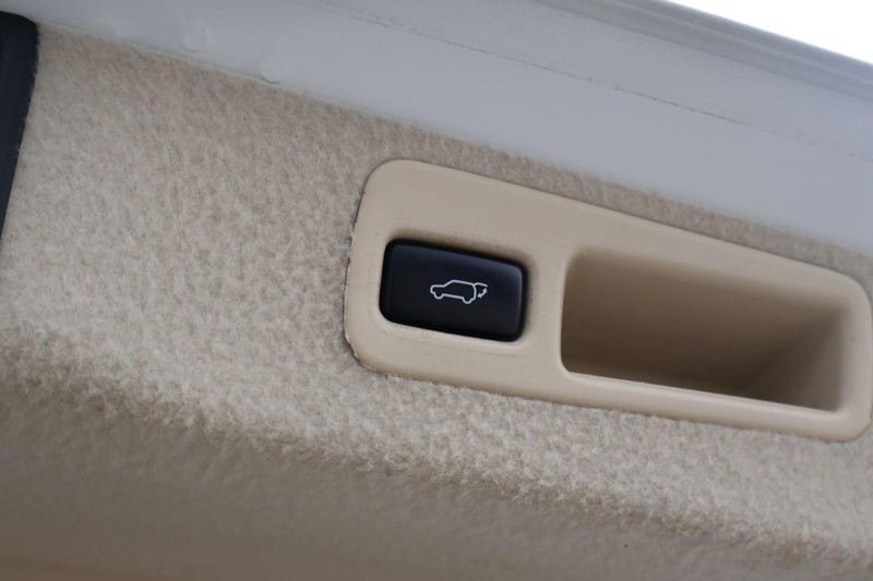 Lexus RX 450h Vehicle Full-screen Gallery Image 09