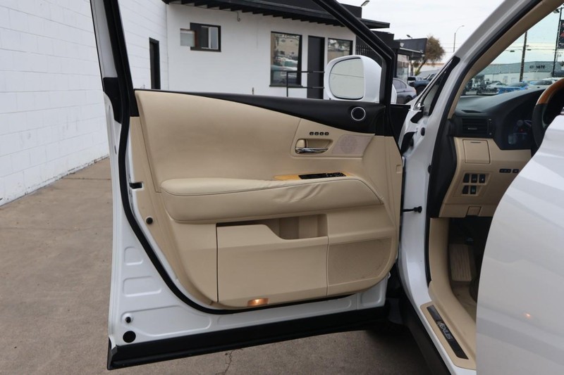 Lexus RX 450h Vehicle Full-screen Gallery Image 15