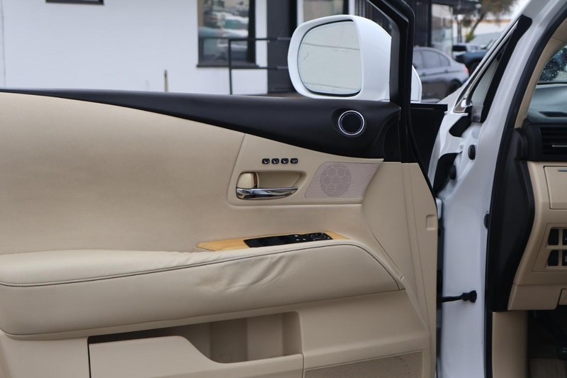 Lexus RX 450h Vehicle Full-screen Gallery Image 16