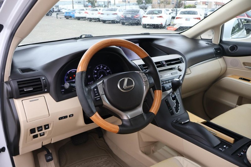 Lexus RX 450h Vehicle Full-screen Gallery Image 17