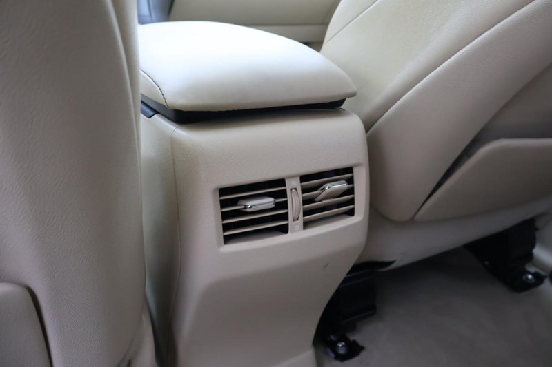 Lexus RX 450h Vehicle Full-screen Gallery Image 25