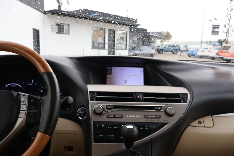 Lexus RX 450h Vehicle Full-screen Gallery Image 31