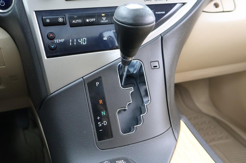 Lexus RX 450h Vehicle Full-screen Gallery Image 35