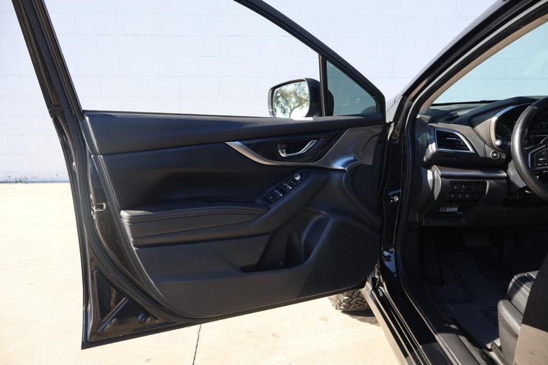 Subaru Crosstrek Vehicle Full-screen Gallery Image 14