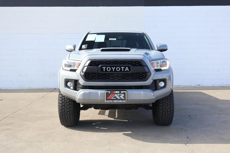 Toyota Tacoma Vehicle Full-screen Gallery Image 03