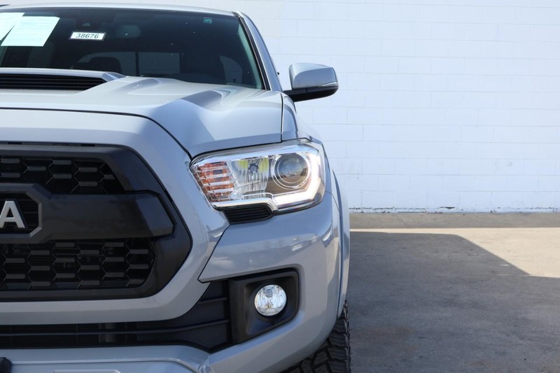 Toyota Tacoma Vehicle Full-screen Gallery Image 04