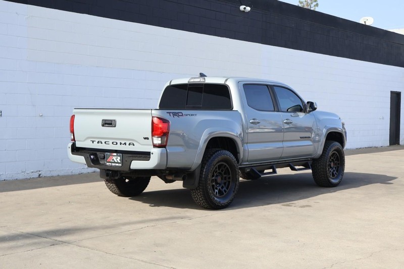 Toyota Tacoma Vehicle Full-screen Gallery Image 05