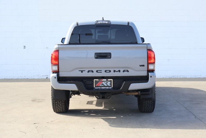 Toyota Tacoma Vehicle Full-screen Gallery Image 06