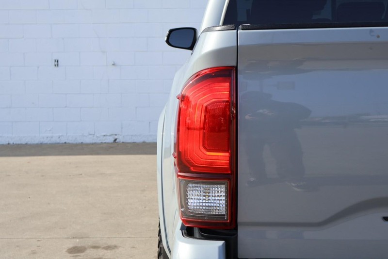 Toyota Tacoma Vehicle Full-screen Gallery Image 07