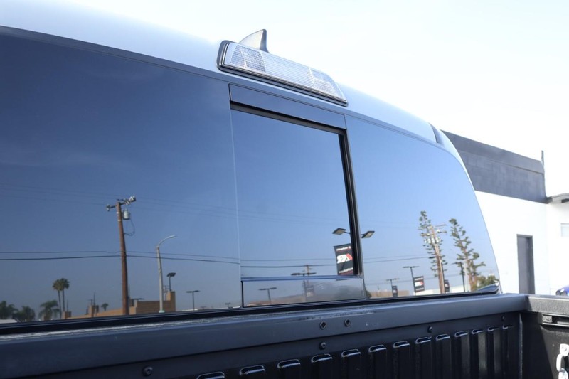 Toyota Tacoma Vehicle Full-screen Gallery Image 09