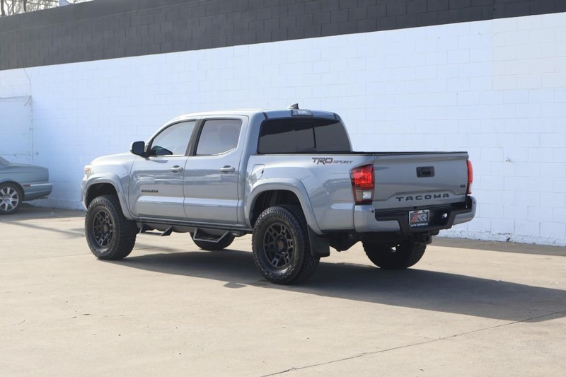 Toyota Tacoma Vehicle Full-screen Gallery Image 10