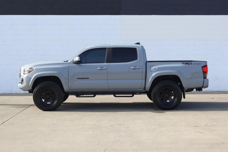 Toyota Tacoma Vehicle Full-screen Gallery Image 11