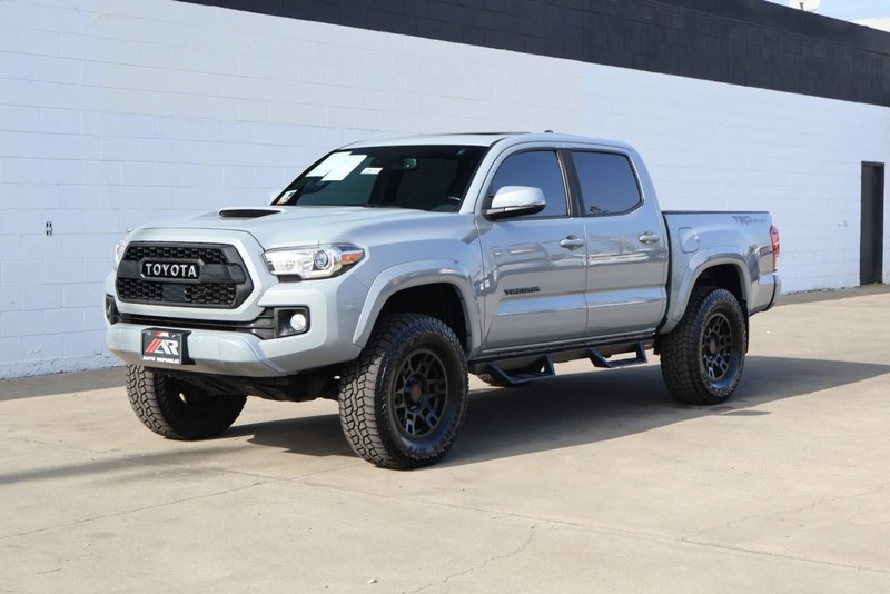 Toyota Tacoma Vehicle Full-screen Gallery Image 12
