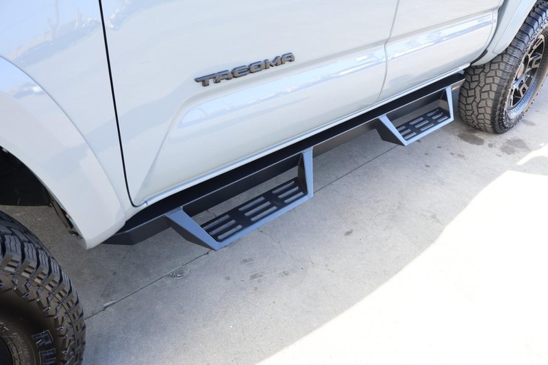 Toyota Tacoma Vehicle Full-screen Gallery Image 13