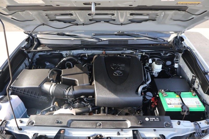 Toyota Tacoma Vehicle Full-screen Gallery Image 14