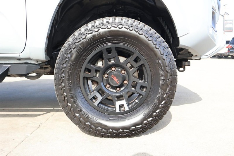 Toyota Tacoma Vehicle Full-screen Gallery Image 15