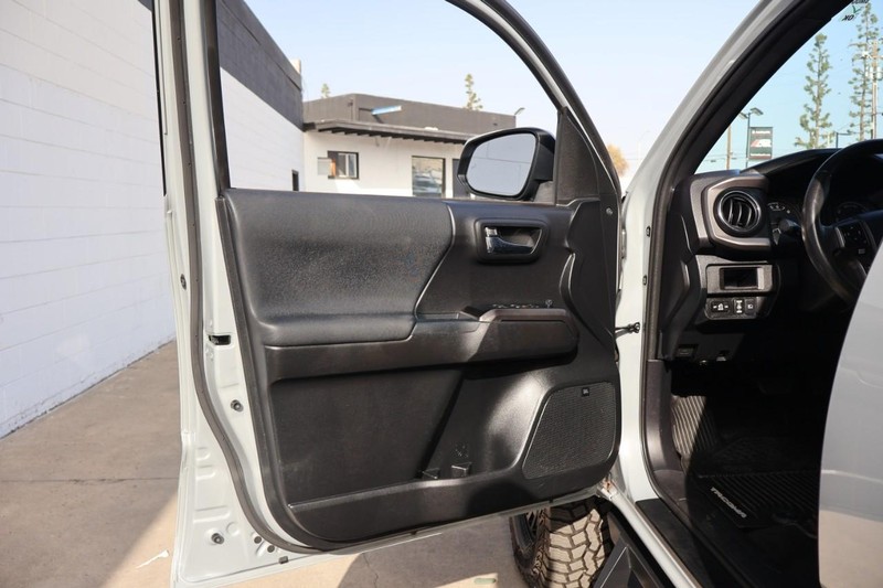 Toyota Tacoma Vehicle Full-screen Gallery Image 16