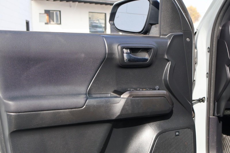 Toyota Tacoma Vehicle Full-screen Gallery Image 17