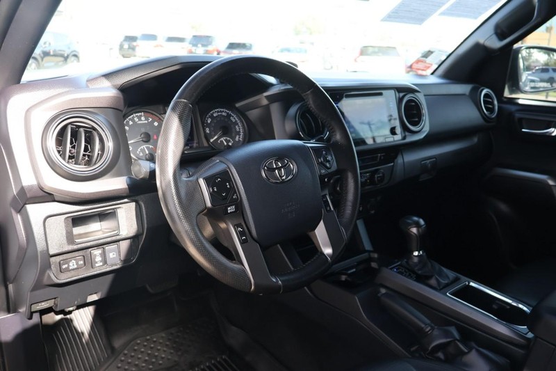 Toyota Tacoma Vehicle Full-screen Gallery Image 18