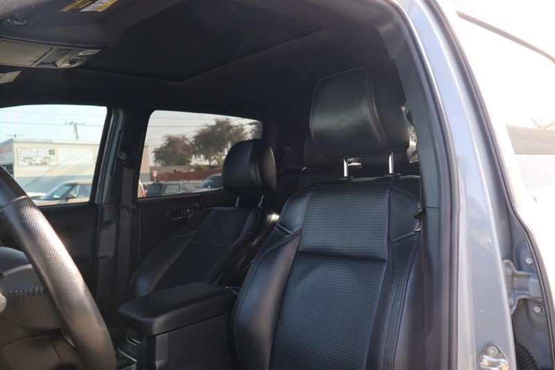 Toyota Tacoma Vehicle Full-screen Gallery Image 19