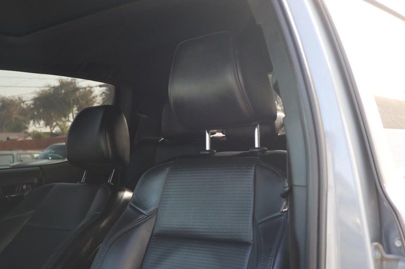 Toyota Tacoma Vehicle Full-screen Gallery Image 20