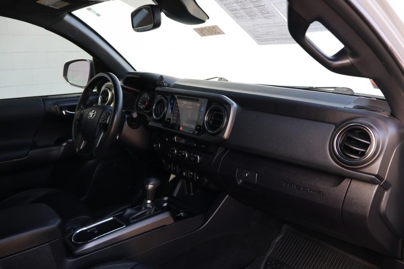 Toyota Tacoma Vehicle Full-screen Gallery Image 21