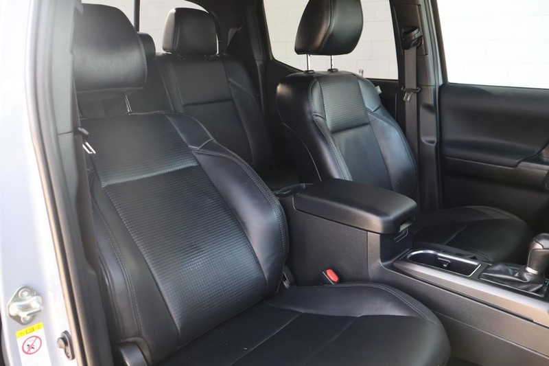 Toyota Tacoma Vehicle Full-screen Gallery Image 22