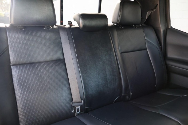 Toyota Tacoma Vehicle Full-screen Gallery Image 23