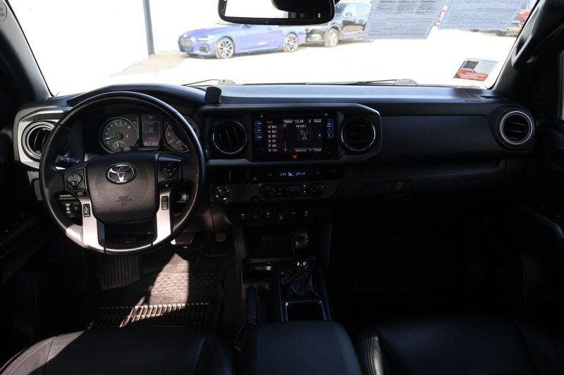 Toyota Tacoma Vehicle Full-screen Gallery Image 24