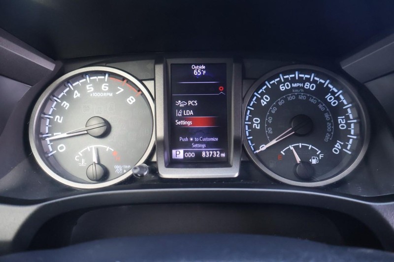 Toyota Tacoma Vehicle Full-screen Gallery Image 25