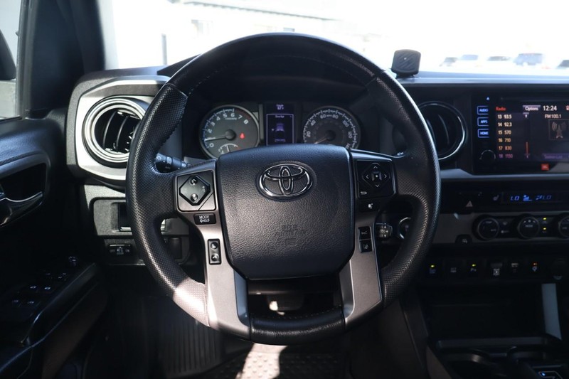 Toyota Tacoma Vehicle Full-screen Gallery Image 26