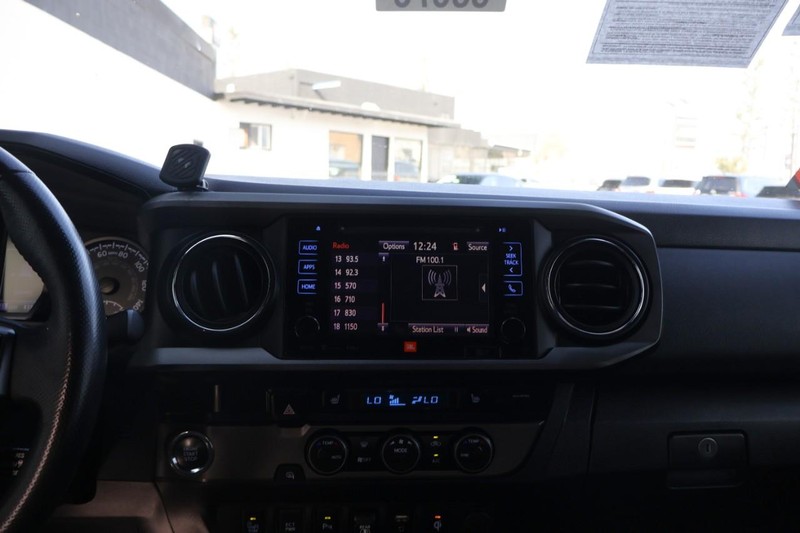 Toyota Tacoma Vehicle Full-screen Gallery Image 30