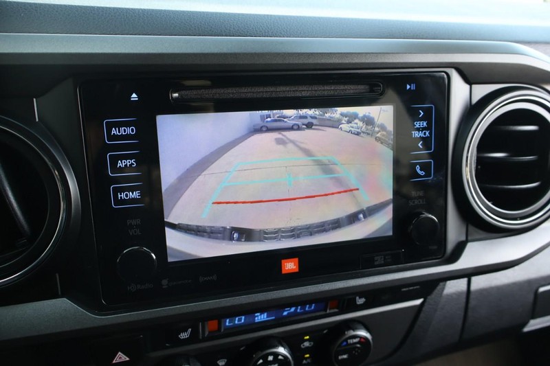 Toyota Tacoma Vehicle Full-screen Gallery Image 32