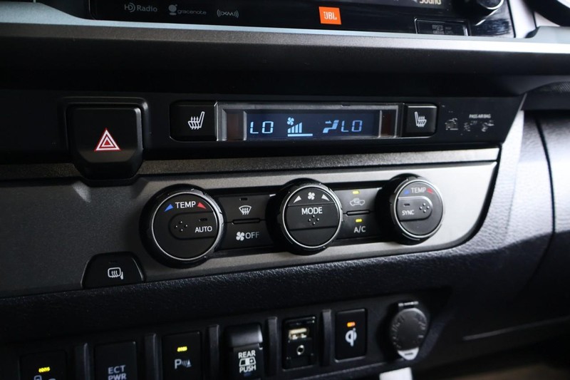 Toyota Tacoma Vehicle Full-screen Gallery Image 33