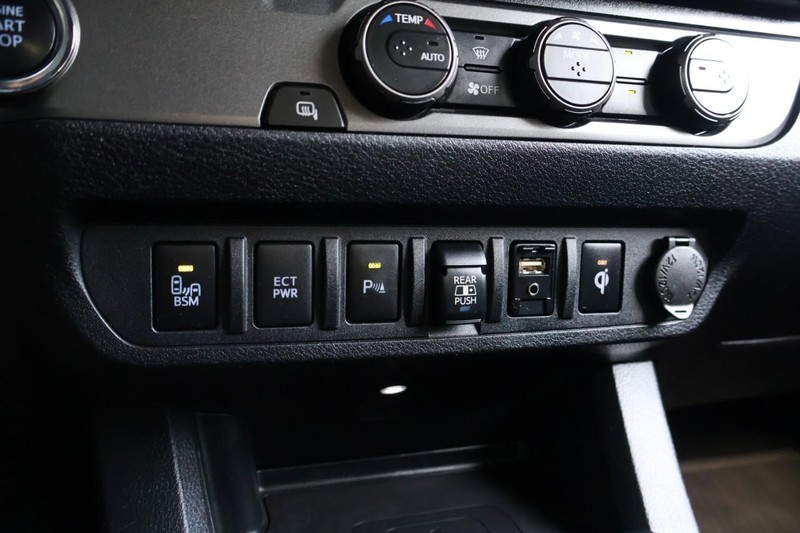 Toyota Tacoma Vehicle Full-screen Gallery Image 34